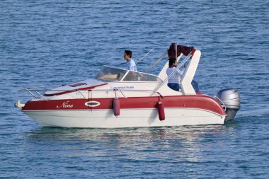 İtalya, Sicilya, Akdeniz, Marina di Ragusa (Ragusa Eyaleti); 4 Mayıs 2022, limanda lüks bir yatta çift - EDITORIAL