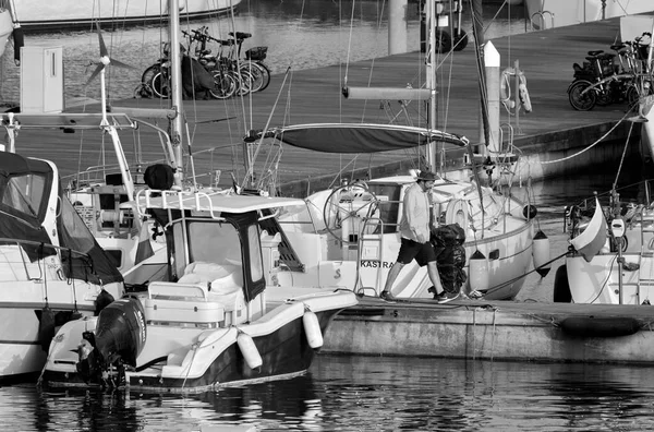 意大利 西西里 地中海 拉古萨港 拉古萨省 2022年5月4日 港口内的人员和豪华游艇 Editorial — 图库照片