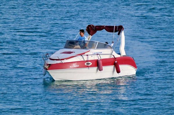 イタリア シチリア島 地中海 マリーナ ラグーザ ラグーザ州 5月2022 ポート内の豪華なヨットでカップル Editorial — ストック写真