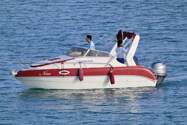 İtalya, Sicilya, Akdeniz, Marina di Ragusa (Ragusa Eyaleti); 4 Mayıs 2022, limanda lüks bir yatta çift - EDITORIAL