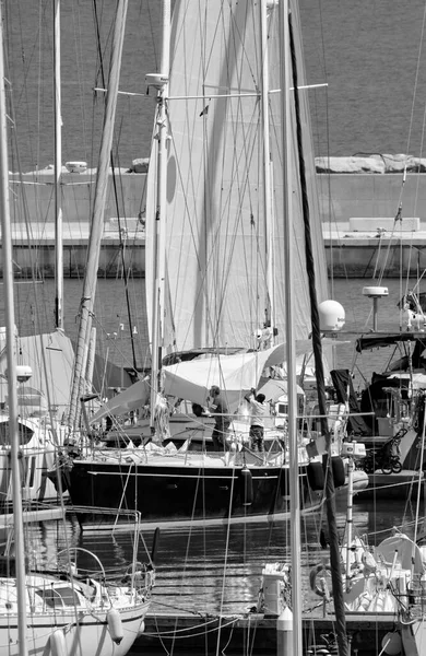 Taly Sicilien Medelhavet Marina Ragusa Ragusaprovinsen Maj 2022 Män Segelbåt — Stockfoto