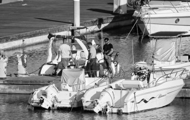 İtalya, Sicilya, Akdeniz, Marina di Ragusa (Ragusa Eyaleti); 17 Mayıs 2022, limandaki insanlar ve lüks yatlar - EDITORIAL