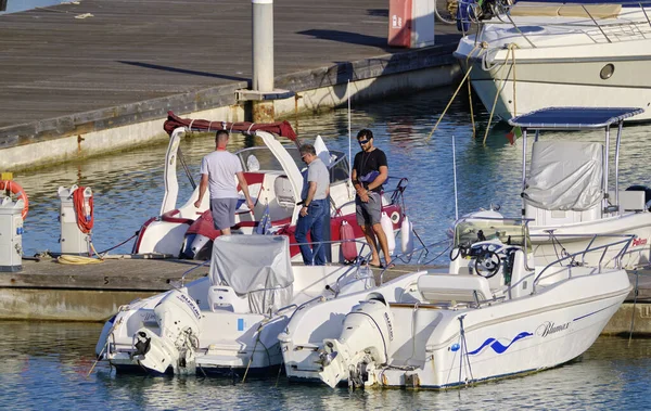 İtalya, Sicilya, Akdeniz, Marina di Ragusa (Ragusa Eyaleti); 17 Mayıs 2022, limandaki insanlar ve lüks yatlar - EDITORIAL