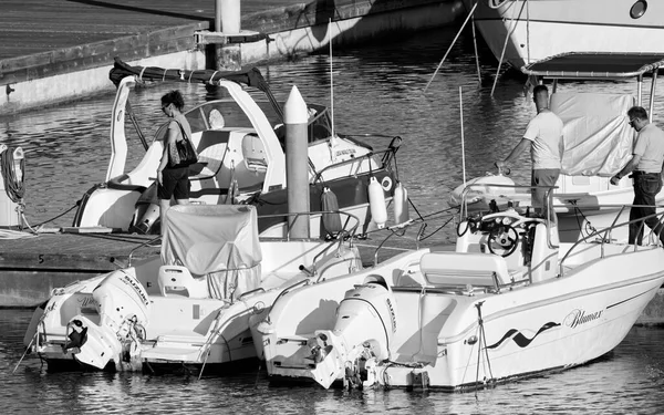 İtalya, Sicilya, Akdeniz, Marina di Ragusa (Ragusa ili); 17 Mayıs 2022, limandaki insanlar, motorlu tekneler ve lüks yatlar - EDITORIAL