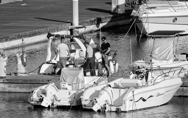 İtalya, Sicilya, Akdeniz, Marina di Ragusa (Ragusa Eyaleti); 17 Mayıs 2022, limandaki insanlar ve lüks yatlar - EDITORIAL