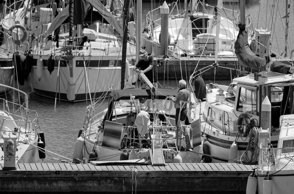 Italien Sicilien Medelhavet Marina Ragusa Ragusaprovinsen Maj 2022 Män Segelbåt — Stockfoto