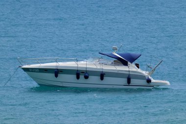 İtalya, Akdeniz, Marina di Ragusa (Ragusa Eyaleti); 25 Mayıs 2022, denizde lüks bir yatta yaşayan insanlar - EDITORIAL