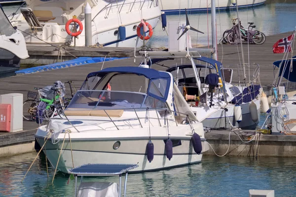 意大利 西西里 地中海 拉古萨港 拉古萨省 2022年6月3日 港口的豪华游艇和自行车 Editorial — 图库照片