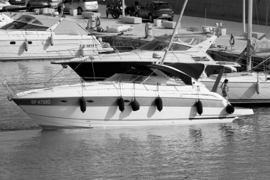 İtalya, Sicilya, Akdeniz, Marina di Ragusa (Ragusa ili); 19 Haziran 2022, limanda lüks bir yatta çift - EDITORIAL