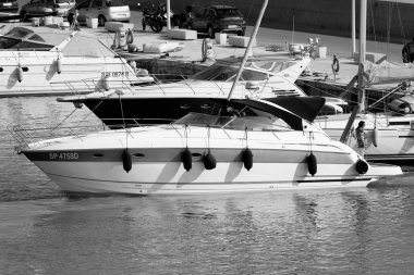 İtalya, Sicilya, Akdeniz, Marina di Ragusa (Ragusa ili); 19 Haziran 2022, limanda lüks bir yatta çift - EDITORIAL