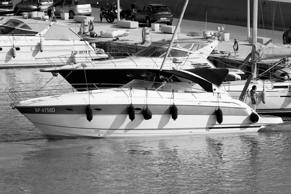 意大利 西西里 地中海 拉古萨海 拉古萨省 2022年6月19日 在港口的一艘豪华游艇上结为夫妻 Editorial — 图库照片