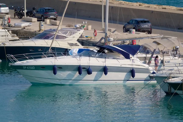 İtalya, Sicilya, Akdeniz, Marina di Ragusa (Ragusa ili); 19 Haziran 2022, limanda lüks bir yatta çift - EDITORIAL