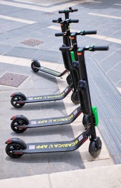 İtalya, Sicilya, Marina di Ragusa (Ragusa Eyaleti; 9 Haziran 2022, şehrin bir kantral meydanında kiralık elektrikli scooterlar - EDITORIAL