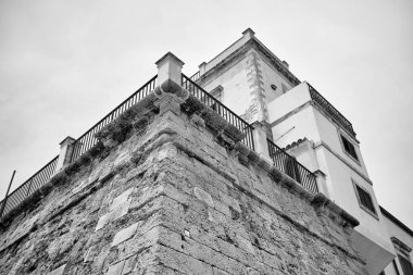 İtalya, Sicilya, Akdeniz, Marina di Ragusa (Ragusa Eyaleti), bugün kasabanın deniz kenarında bulunan eski bir sarasin kulesinin manzarası..