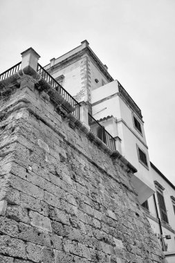 İtalya, Sicilya, Akdeniz, Marina di Ragusa (Ragusa Eyaleti), bugün kasabanın deniz kenarında bulunan eski bir sarasin kulesinin manzarası..