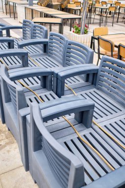 İtalya, Sicilya, Marina di Ragusa (Ragusa Eyaleti); şehir meydanında plastik sandalyeler yığıldı.