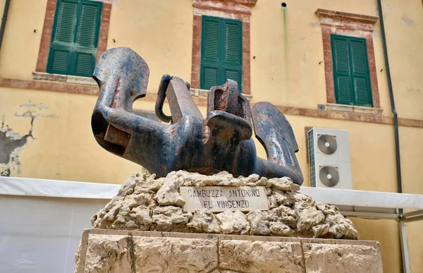 イタリア シチリア島 地中海 マリーナ ラグーザ ラグーザ州 古い家のバロック様式のファサードとドゥカデグリ アブラッツィ広場のアンカー記念碑 — ストック写真