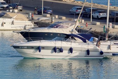 İtalya, Sicilya, Akdeniz, Marina di Ragusa (Ragusa Eyaleti); 26 Haziran 2022, limanda lüks bir yatta insanlar - EDITORIAL