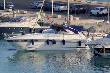 İtalya, Sicilya, Akdeniz, Marina di Ragusa (Ragusa Eyaleti); 26 Haziran 2022, limanda lüks bir yatta insanlar - EDITORIAL