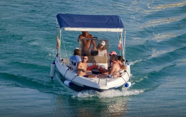İtalya, Sicilya, Akdeniz, Marina di Ragusa (Ragusa Eyaleti); 26 Haziran 2022, limandaki bir motorlu tekne - EDITORIAL