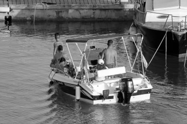 İtalya, Sicilya, Akdeniz, Marina di Ragusa (Ragusa Eyaleti); 26 Haziran 2022, limandaki bir motorlu tekne - EDITORIAL