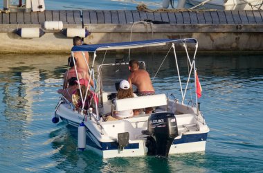 İtalya, Sicilya, Akdeniz, Marina di Ragusa (Ragusa Eyaleti); 26 Haziran 2022, limandaki bir motorlu tekne - EDITORIAL