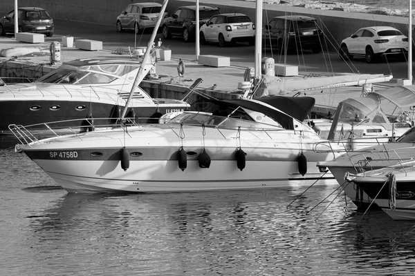 イタリア シチリア島 地中海 マリーナ ラグーザ ラグーザ州 2022年6月26日 港内の豪華なヨットに乗っている人々 Editorial — ストック写真