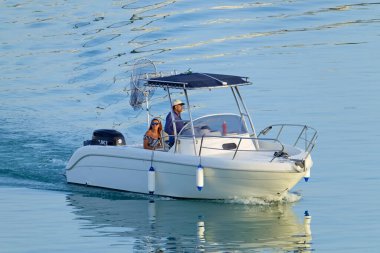 İtalya, Sicilya, Akdeniz, Marina di Ragusa (Ragusa Eyaleti); 25 Haziran 2022, limanda bir motorlu tekne - EDITORIAL