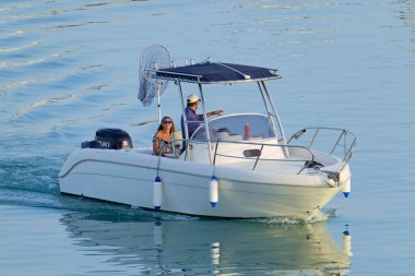 İtalya, Sicilya, Akdeniz, Marina di Ragusa (Ragusa Eyaleti); 25 Haziran 2022, limanda bir motorlu tekne - EDITORIAL