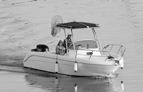 イタリア シチリア島 地中海 マリーナ ラグーザ ラグーザ州 2022年6月25日 港内のモーターボートに乗ってカップル Editorial — ストック写真