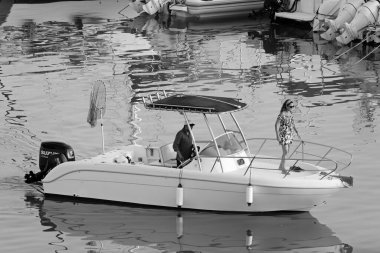 İtalya, Sicilya, Akdeniz, Marina di Ragusa (Ragusa Eyaleti); 25 Haziran 2022, limanda bir motorlu tekne - EDITORIAL