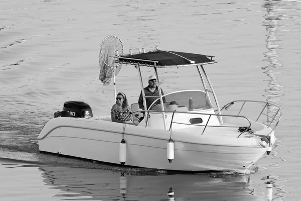 イタリア シチリア島 地中海 マリーナ ラグーザ ラグーザ州 2022年6月25日 港内のモーターボートに乗ってカップル Editorial — ストック写真