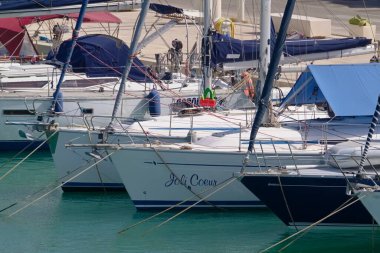 İtalya, Sicilya, Akdeniz, Marina di Ragusa (Ragusa ili); 28 Haziran 2022, limanda yelkenli tekneleri - EDITORIAL