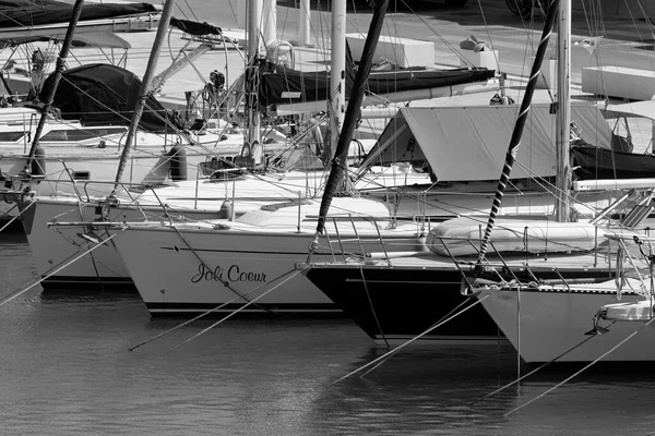意大利 西西里 地中海 拉古萨海 拉古萨省 2022年6月28日 港口内的帆船 Editorial — 图库照片