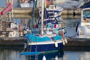 İtalya, Sicilya, Akdeniz, Marina di Ragusa (Ragusa ili); 2 Temmuz 2022, limanda lüks yatlar - EDITORIAL