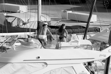 İtalya, Sicilya, Akdeniz, Marina di Ragusa (Ragusa Eyaleti); 4 Temmuz 2022, limanda lüks bir yatta insanlar - EDITORIAL