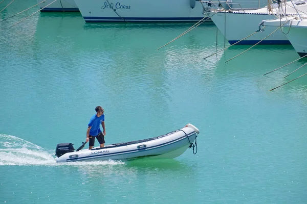 İtalya, Sicilya, Akdeniz, Marina di Ragusa (Ragusa Eyaleti); 15 Temmuz 2022, limanda kauçuk bir tekne ve lüks yatlarda adam - EDITORIAL