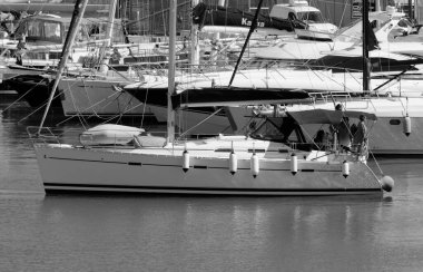 İtalya, Sicilya, Akdeniz, Marina di Ragusa (Ragusa Eyaleti); 15 Temmuz 2022, limandaki bir yelkenli ve lüks yatlarda yaşayan insanlar - EDITORIAL