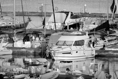 İtalya, Sicilya, Akdeniz, Marina di Ragusa; 15 Temmuz 2022, gün batımında limanda tekne ve lüks yatlar - EDITORIAL