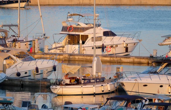 Itália Sicília Mar Mediterrâneo Marina Ragusa Julho 2022 Pessoas Barcos — Fotografia de Stock