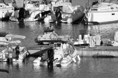 İtalya, Sicilya, Akdeniz, Marina di Ragusa (Ragusa Eyaleti); 15 Temmuz 2022, limandaki kauçuk tekne ve lüks yatlarda yaşayan insanlar - EDITORIAL