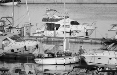 İtalya, Sicilya, Akdeniz, Marina di Ragusa; 15 Temmuz 2022, insanlar; gün batımında limanda tekne ve lüks yatlar - EDITORIAL