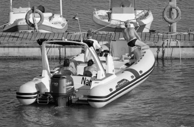 İtalya, Sicilya, Akdeniz, Marina di Ragusa (Ragusa Eyaleti); 16 Temmuz 2022, limandaki kauçuk bir teknede insanlar - EDITORIAL