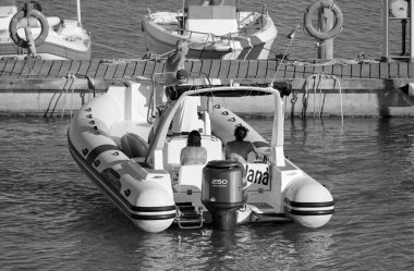 İtalya, Sicilya, Akdeniz, Marina di Ragusa (Ragusa Eyaleti); 16 Temmuz 2022, limandaki kauçuk bir teknede insanlar - EDITORIAL