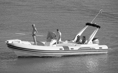 İtalya, Sicilya, Akdeniz, Marina di Ragusa (Ragusa Eyaleti); 16 Temmuz 2022, limandaki kauçuk bir teknede insanlar - EDITORIAL