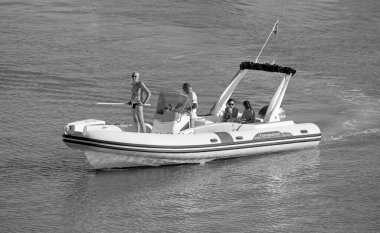 İtalya, Sicilya, Akdeniz, Marina di Ragusa (Ragusa Eyaleti); 16 Temmuz 2022, limandaki kauçuk bir teknede insanlar - EDITORIAL