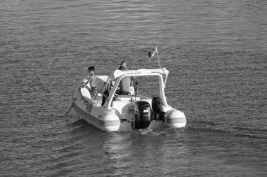 İtalya, Sicilya, Akdeniz, Marina di Ragusa (Ragusa Eyaleti); 16 Temmuz 2022, limandaki kauçuk bir teknede insanlar - EDITORIAL