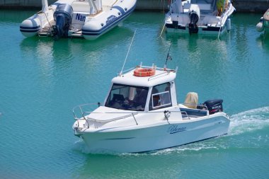 İtalya, Sicilya, Akdeniz, Marina di Ragusa (Ragusa ili); 17 Temmuz 2022, limandaki küçük bir motorlu tekne - EDITORIAL