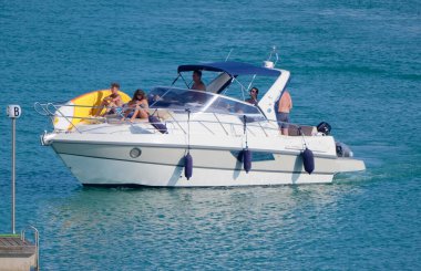 İtalya, Sicilya, Akdeniz, Marina di Ragusa (Ragusa Eyaleti); 17 Temmuz 2022, limanda lüks bir yatta insanlar - EDITORIAL