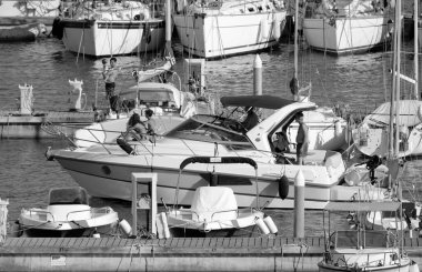 İtalya, Sicilya, Akdeniz, Marina di Ragusa (Ragusa Eyaleti); 17 Temmuz 2022, limanda lüks bir yatta insanlar - EDITORIAL